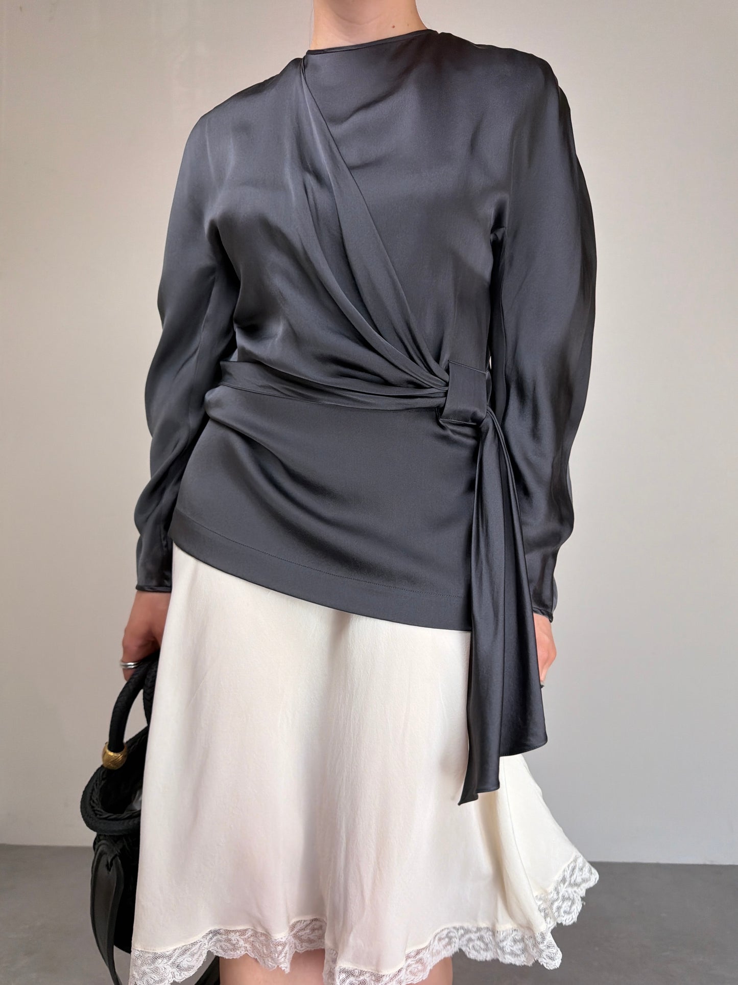 Blusa in pura seta grigia con drappeggio