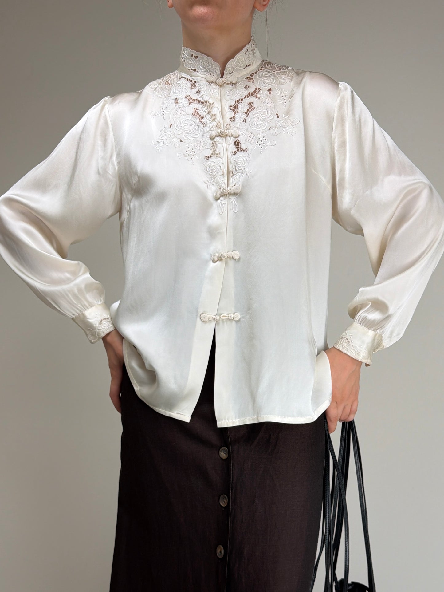 Blusa orientale in seta con ricami fatti a mano