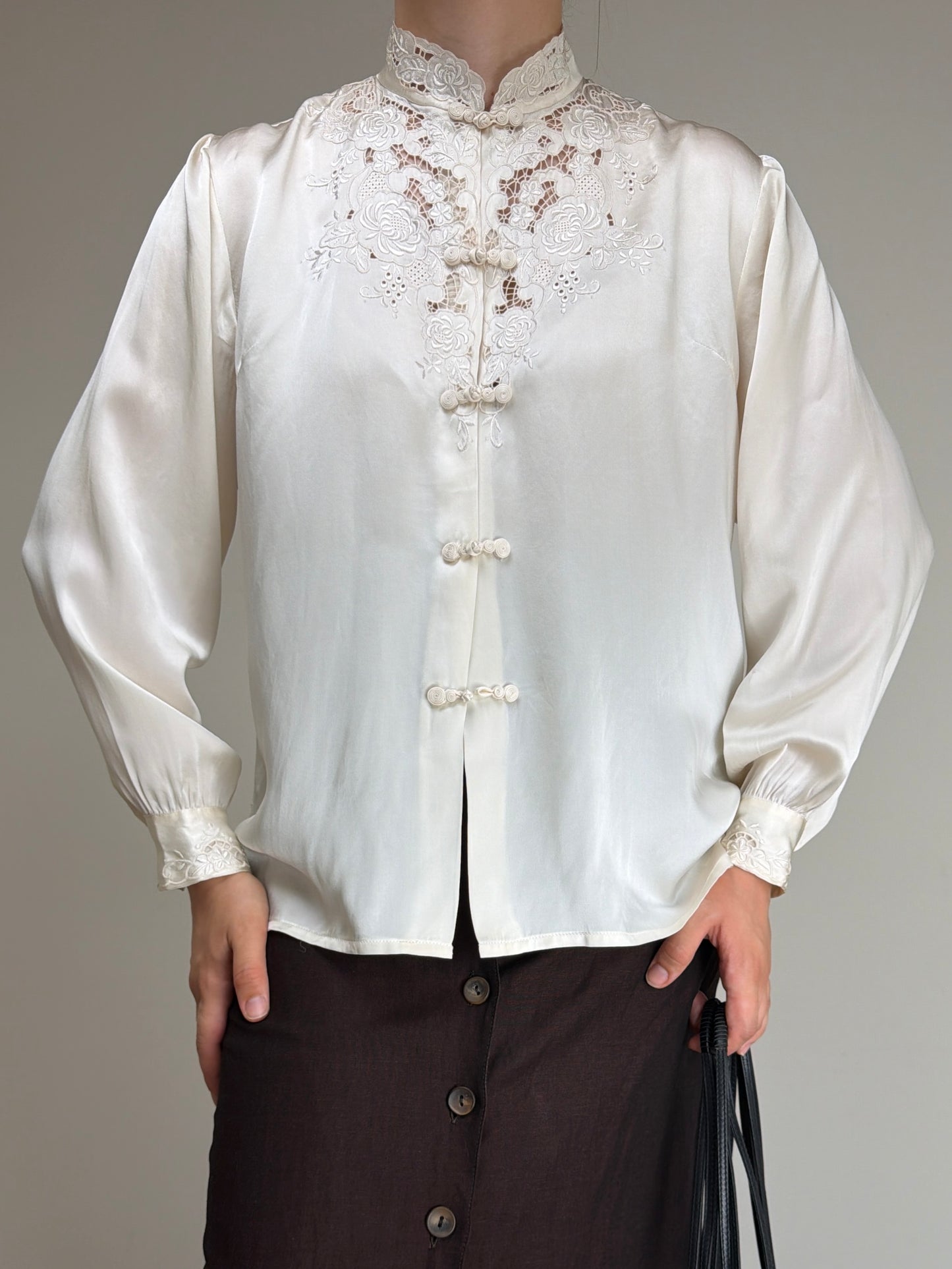 Blusa orientale in seta con ricami fatti a mano