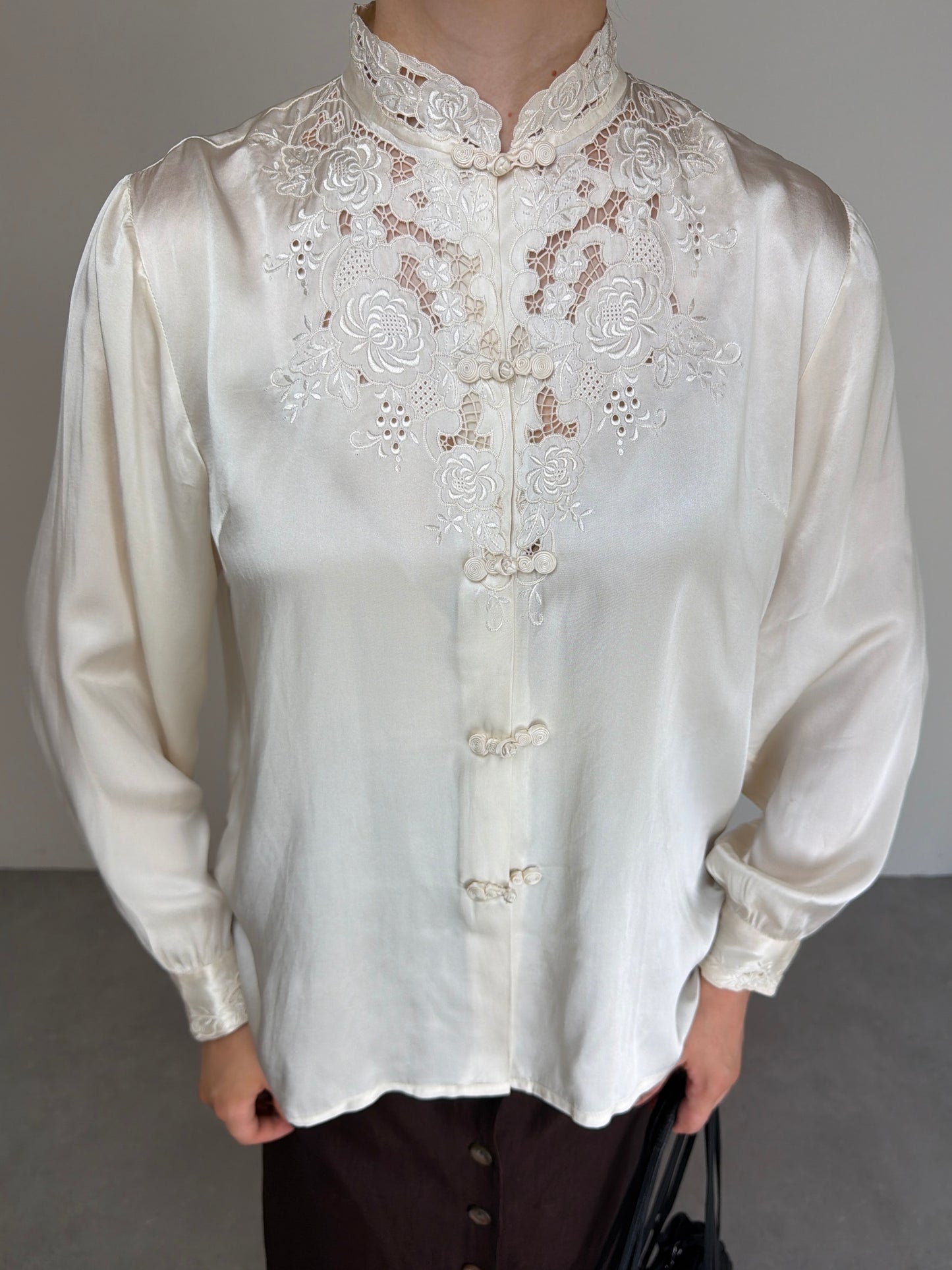 Blusa orientale in seta con ricami fatti a mano