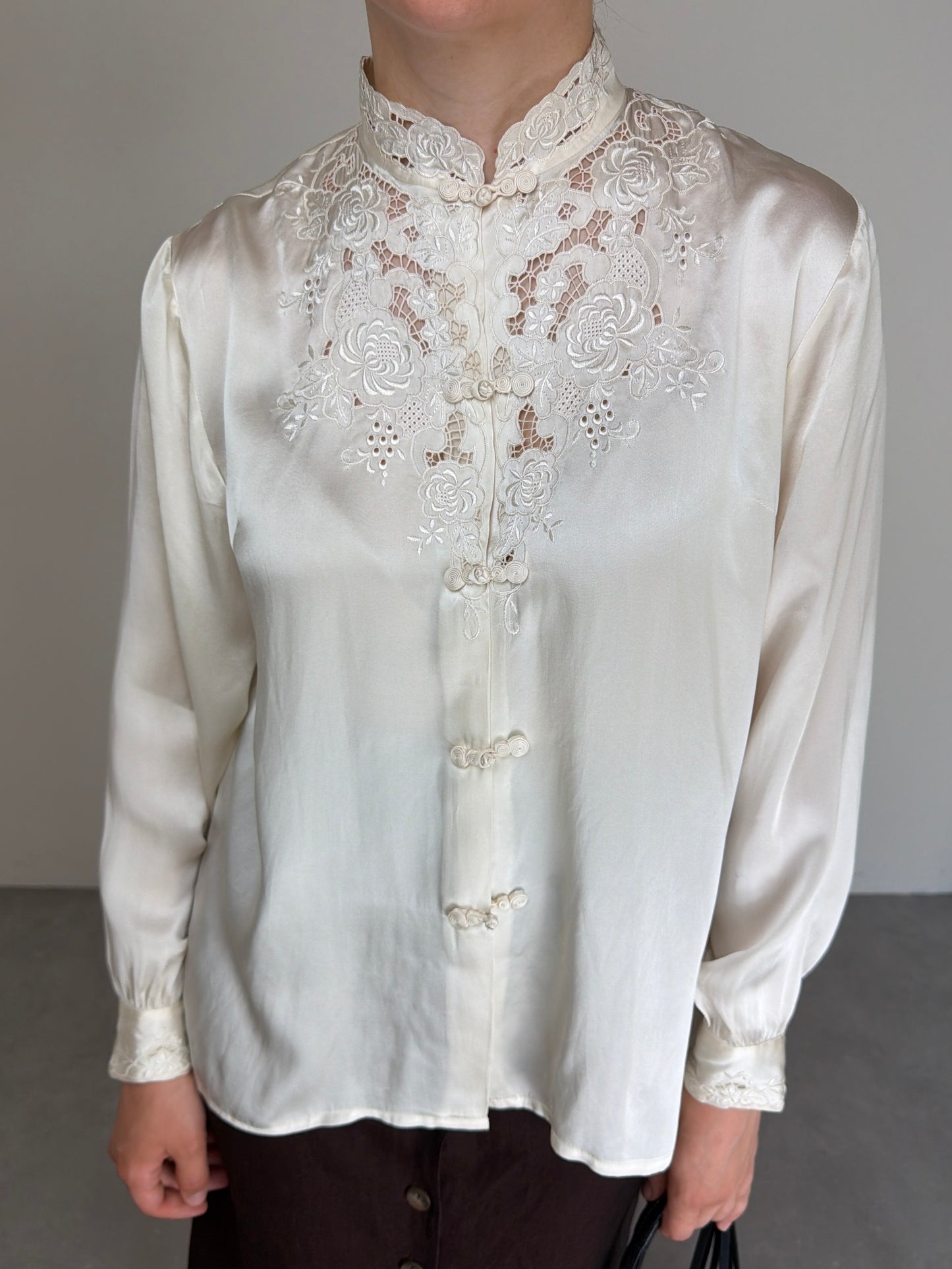Blusa orientale in seta con ricami fatti a mano