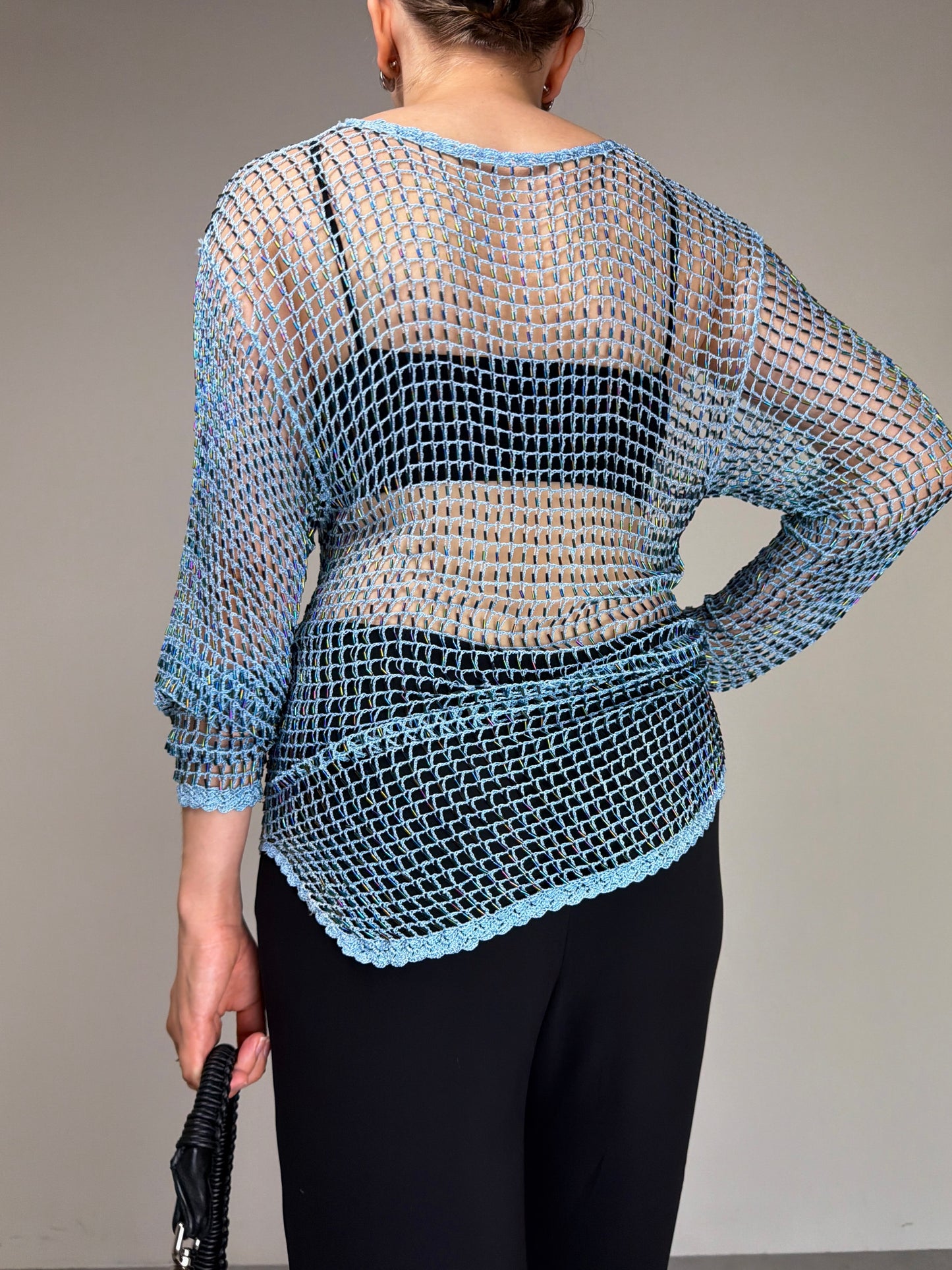 Maglia vintage a rete crochet azzurra con perline cangianti