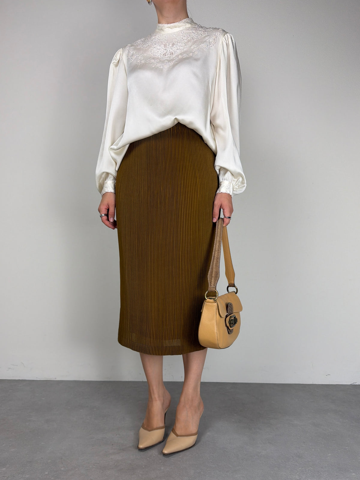 Blusa in seta ricamata a mano