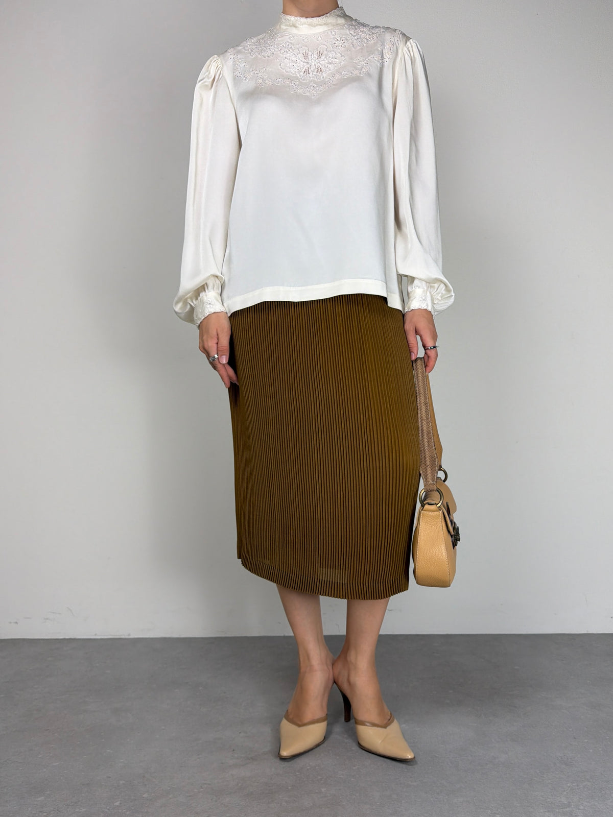 Blusa in seta ricamata a mano