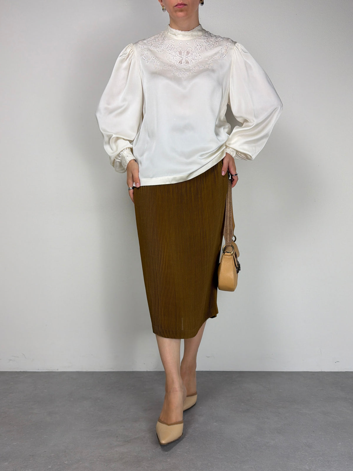 Blusa in seta ricamata a mano