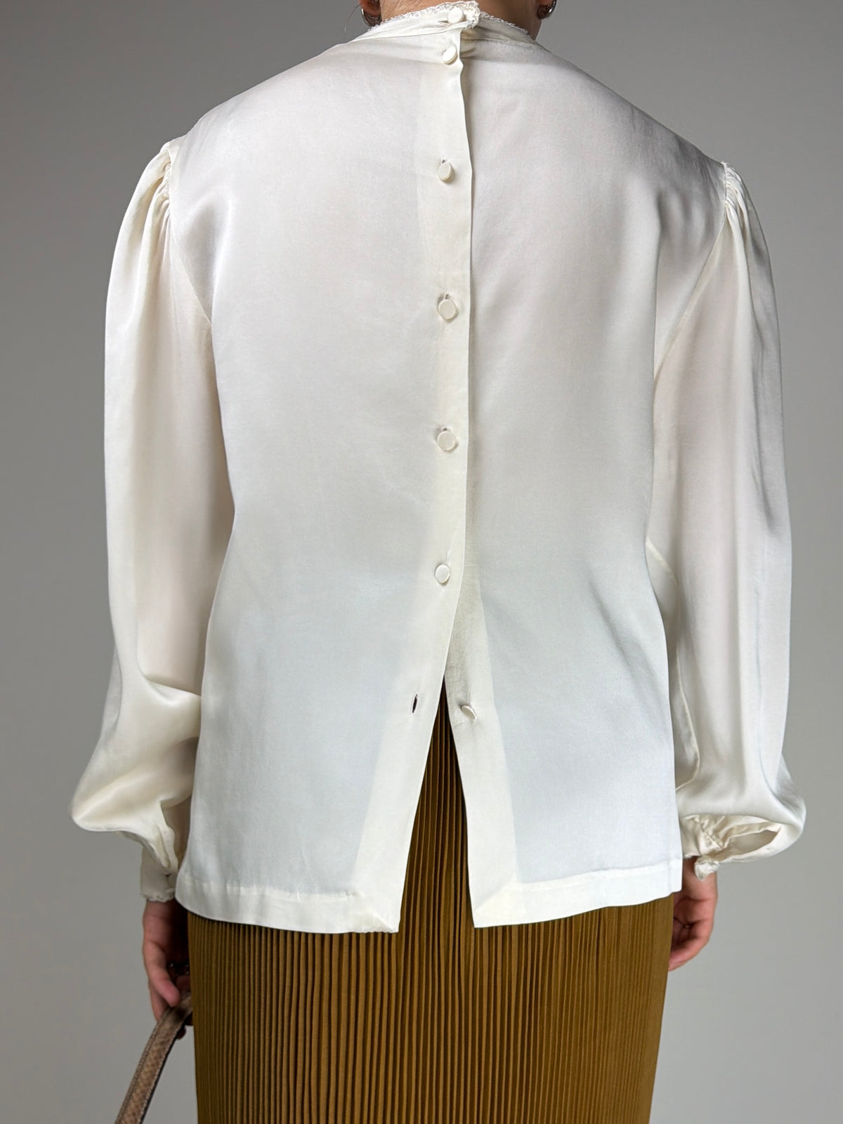 Blusa in seta ricamata a mano