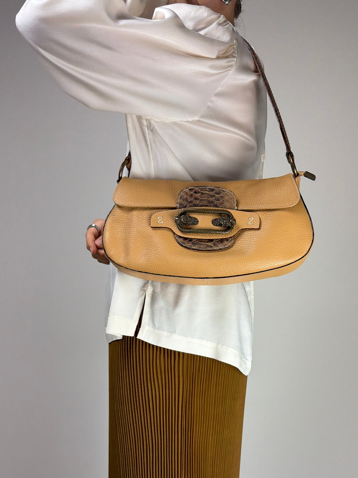 Borsa in vera pelle con dettagli in metallo
