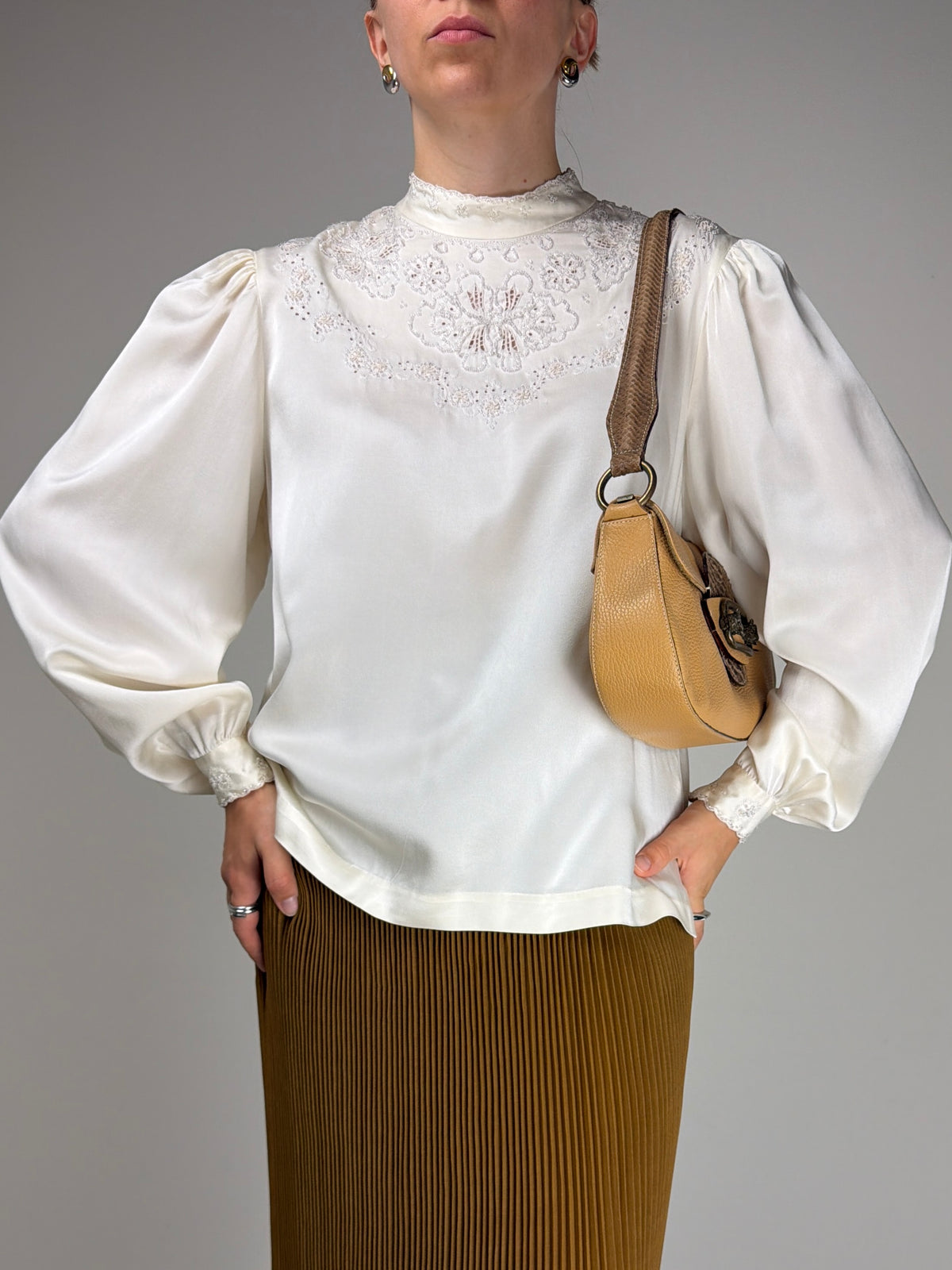 Blusa in seta ricamata a mano