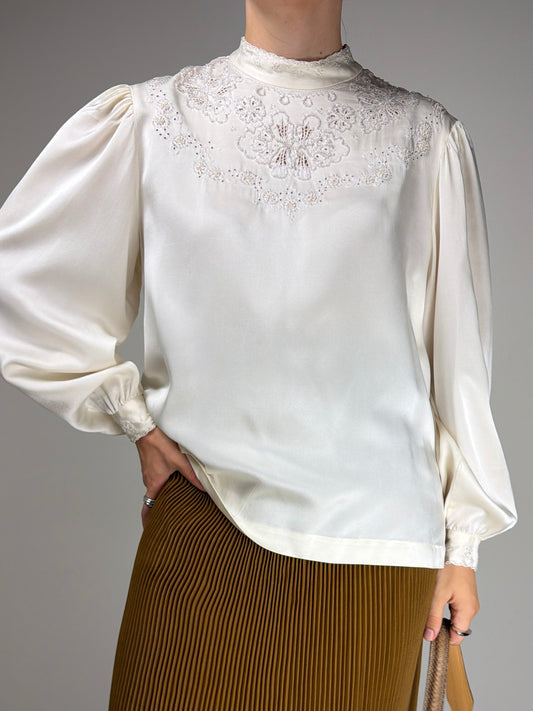 Blusa in seta ricamata a mano