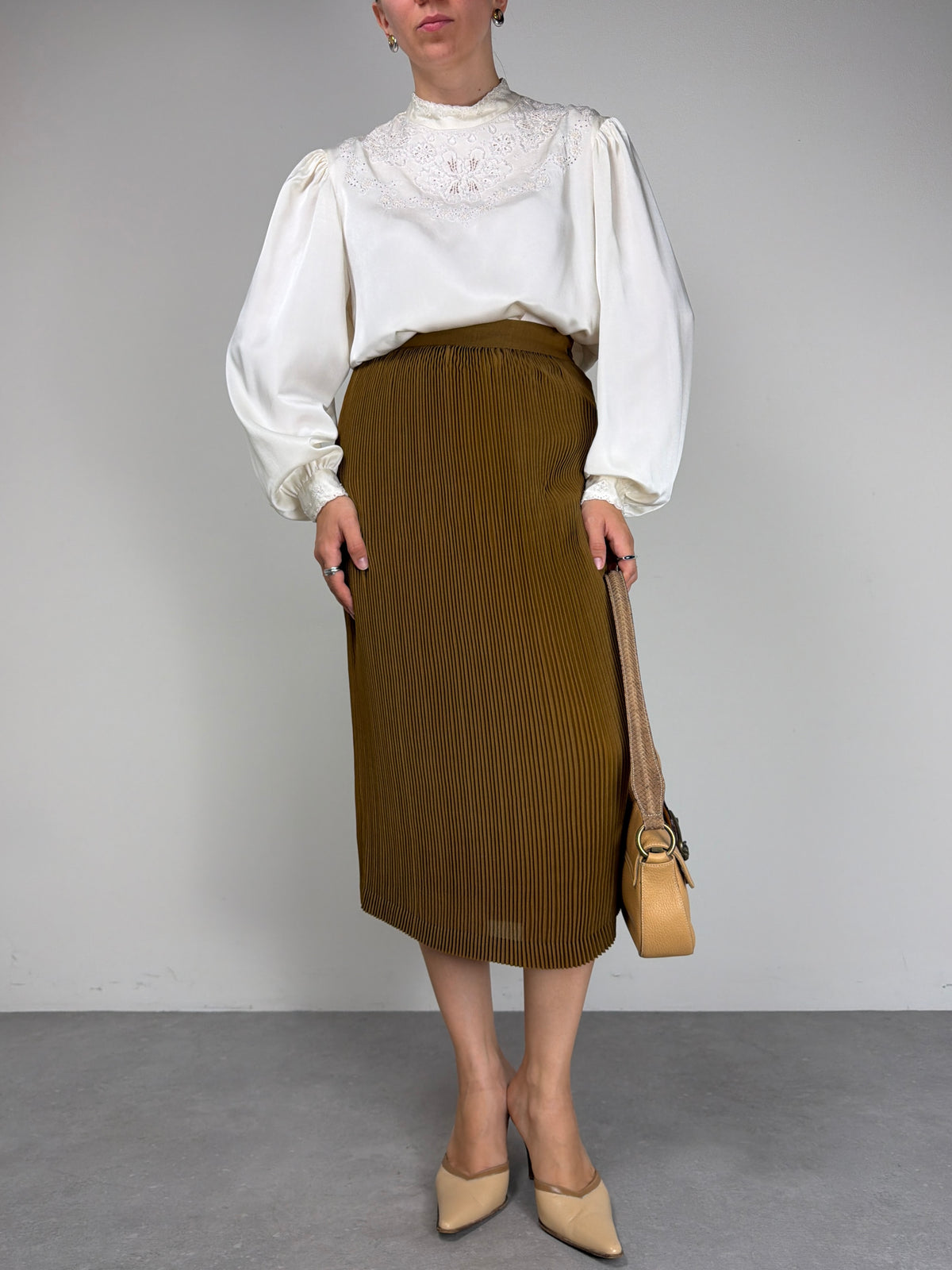 Blusa in seta ricamata a mano