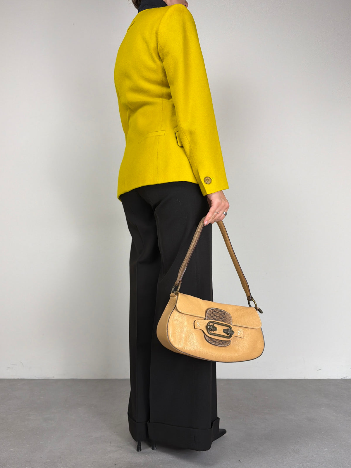 Borsa in vera pelle con dettagli in metallo