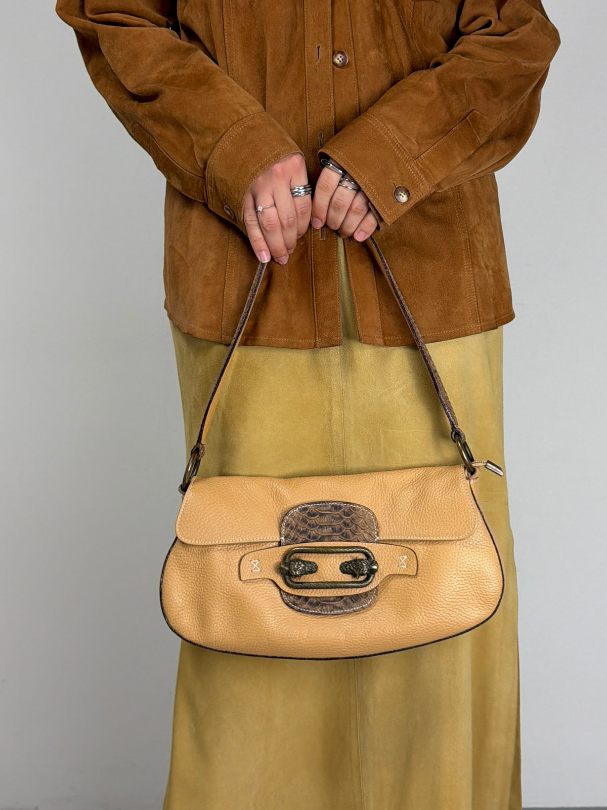 Borsa in vera pelle con dettagli in metallo