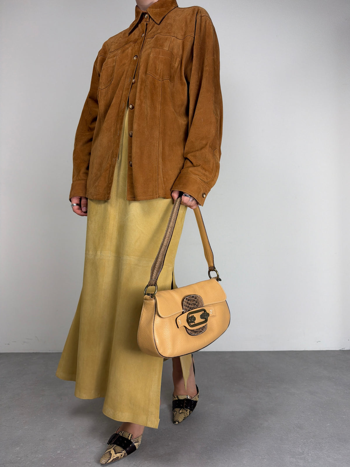 Borsa in vera pelle con dettagli in metallo