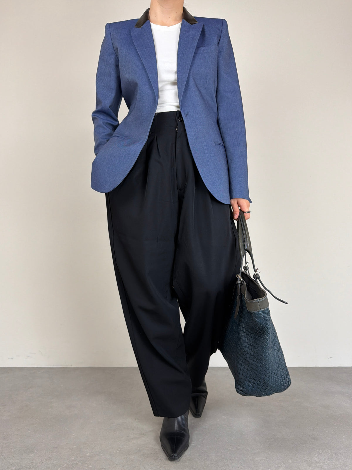 Blazer strutturato in pura lana con dettaglio del piercing sul retro