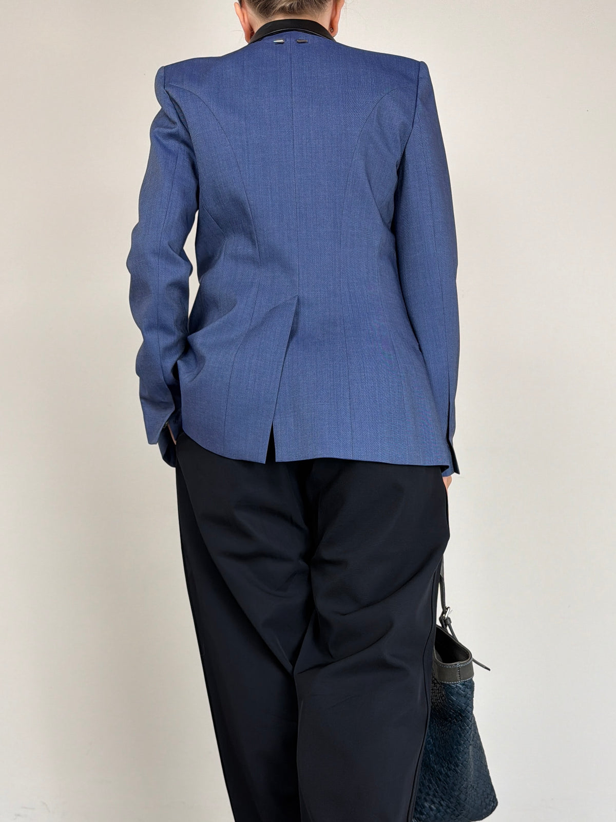 Blazer strutturato in pura lana con dettaglio del piercing sul retro