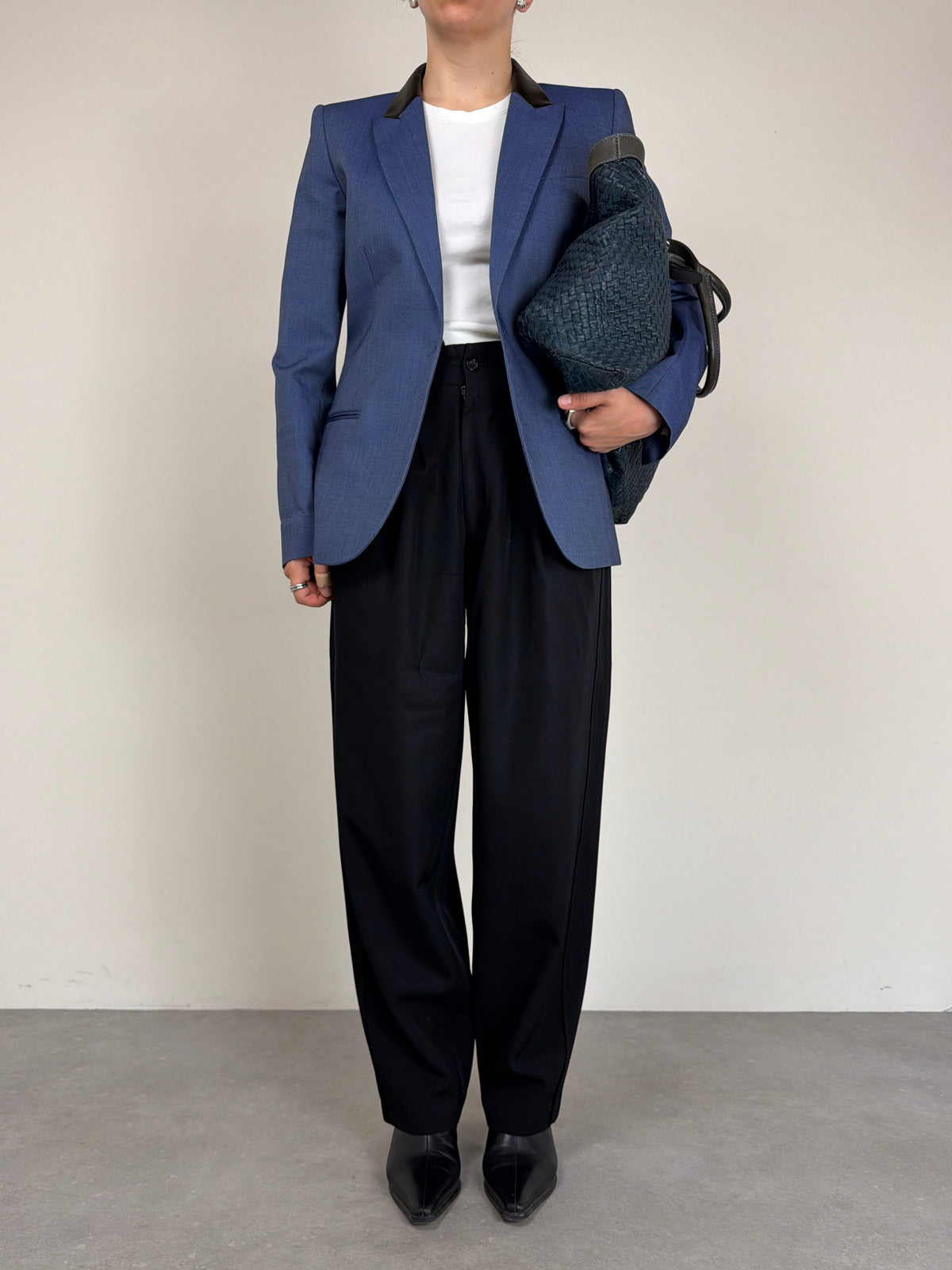 Blazer strutturato in pura lana con dettaglio del piercing sul retro