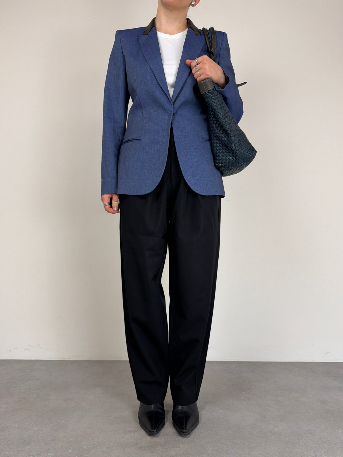 Blazer strutturato in pura lana con dettaglio del piercing sul retro