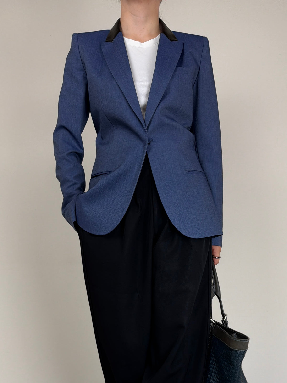 Blazer strutturato in pura lana con dettaglio del piercing sul retro