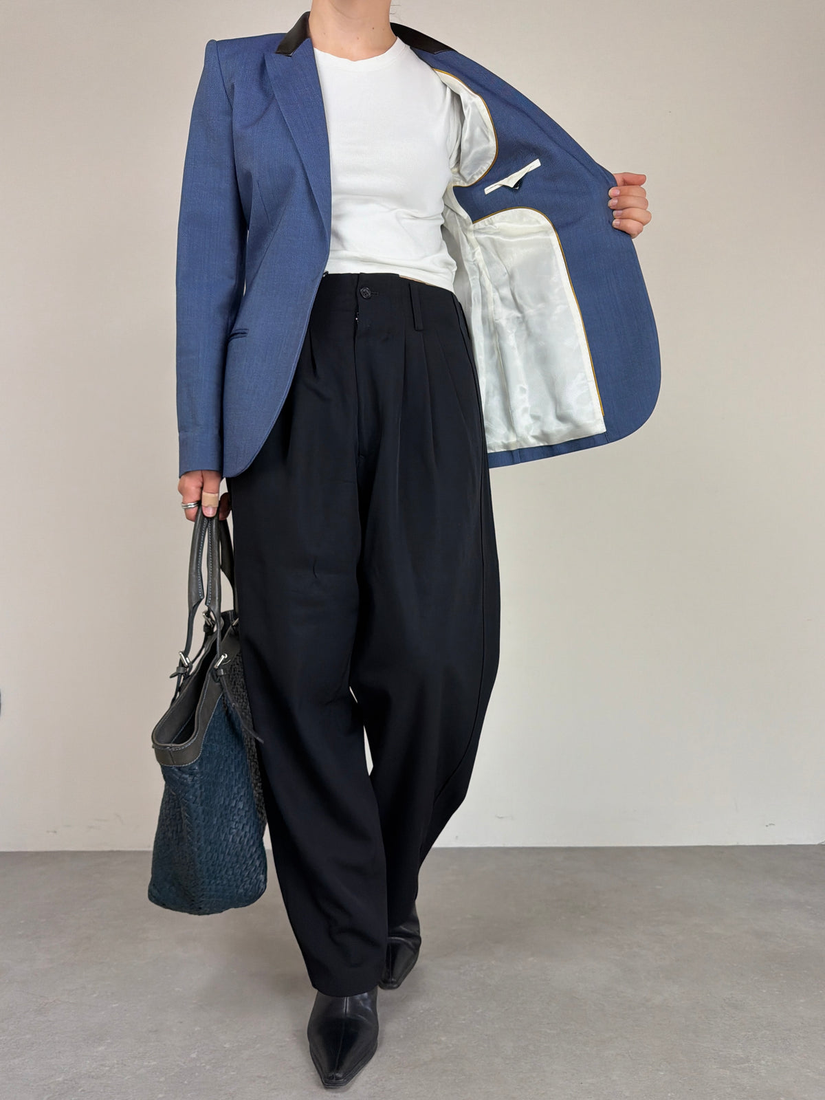 Blazer strutturato in pura lana con dettaglio del piercing sul retro
