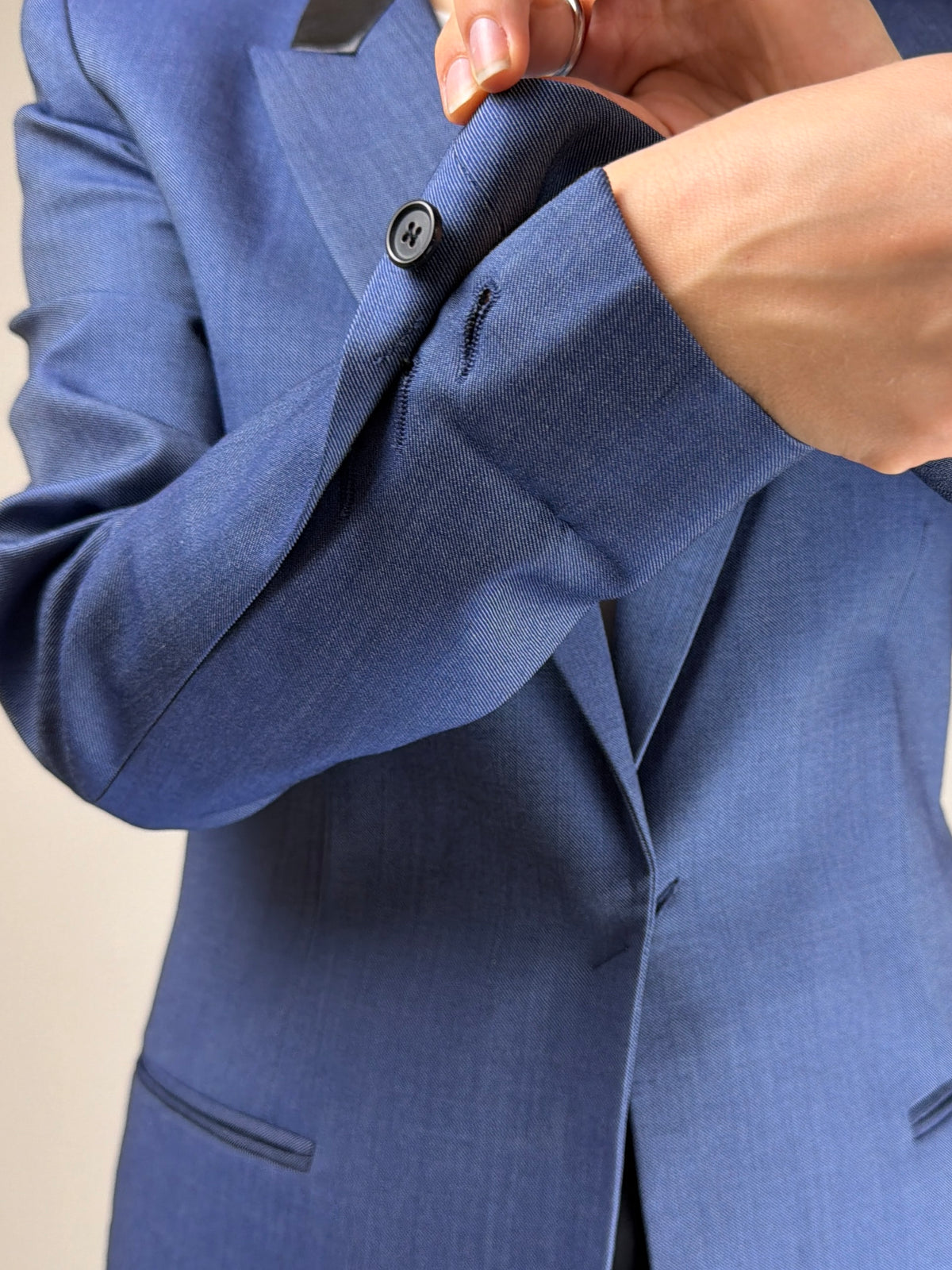 Blazer strutturato in pura lana con dettaglio del piercing sul retro