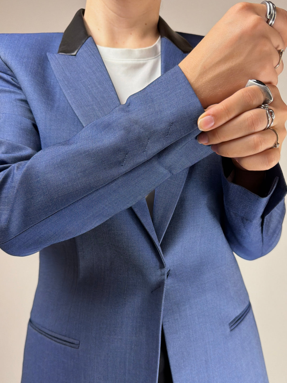 Blazer strutturato in pura lana con dettaglio del piercing sul retro