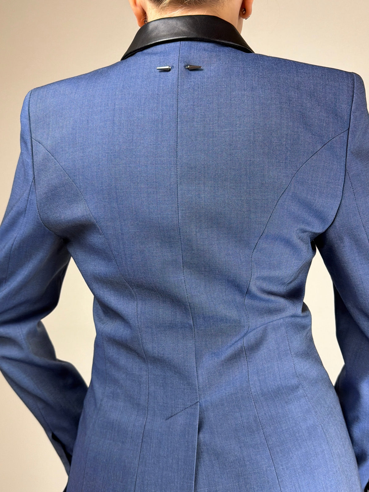 Blazer strutturato in pura lana con dettaglio del piercing sul retro