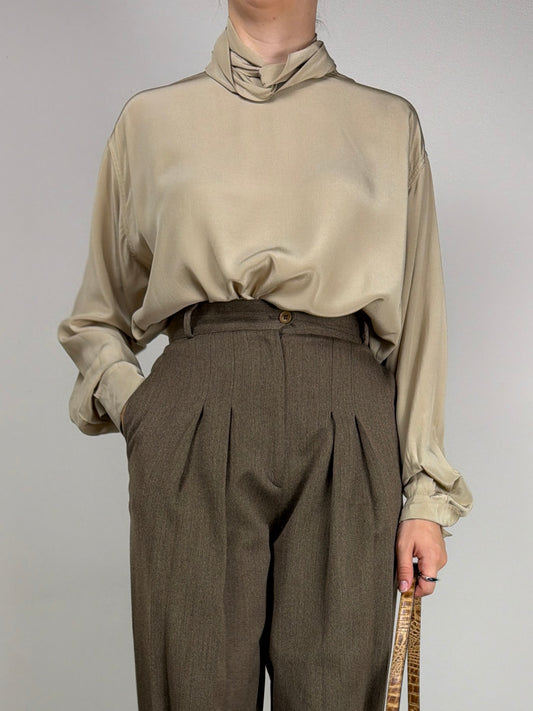 Blusa in seta con collo drappeggiato