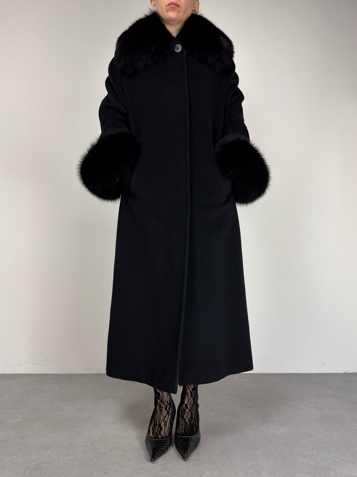 Cappotto vintage nero in lana con collo e polsini in pelliccia di volpe