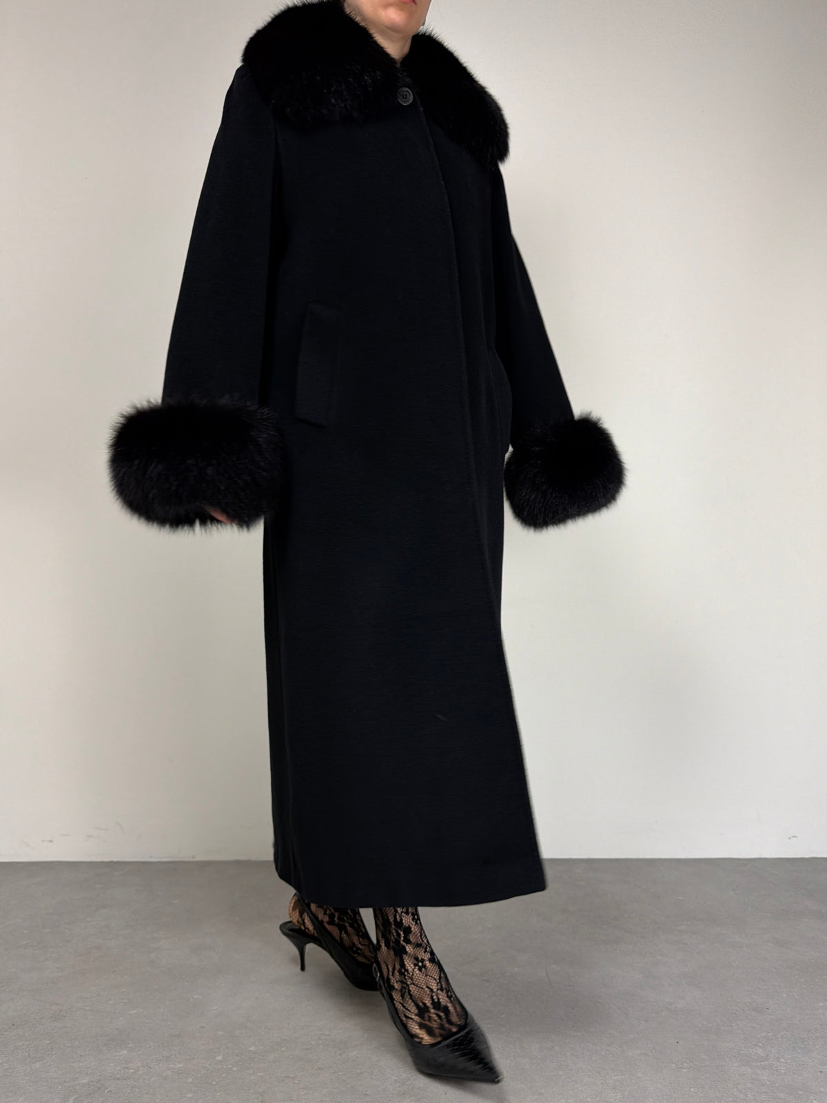 Cappotto vintage nero in lana con collo e polsini in pelliccia di volpe