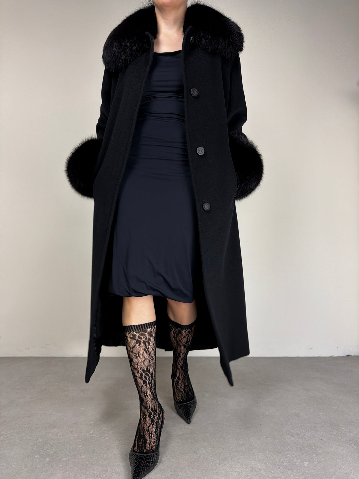 Cappotto vintage nero in lana con collo e polsini in pelliccia di volpe