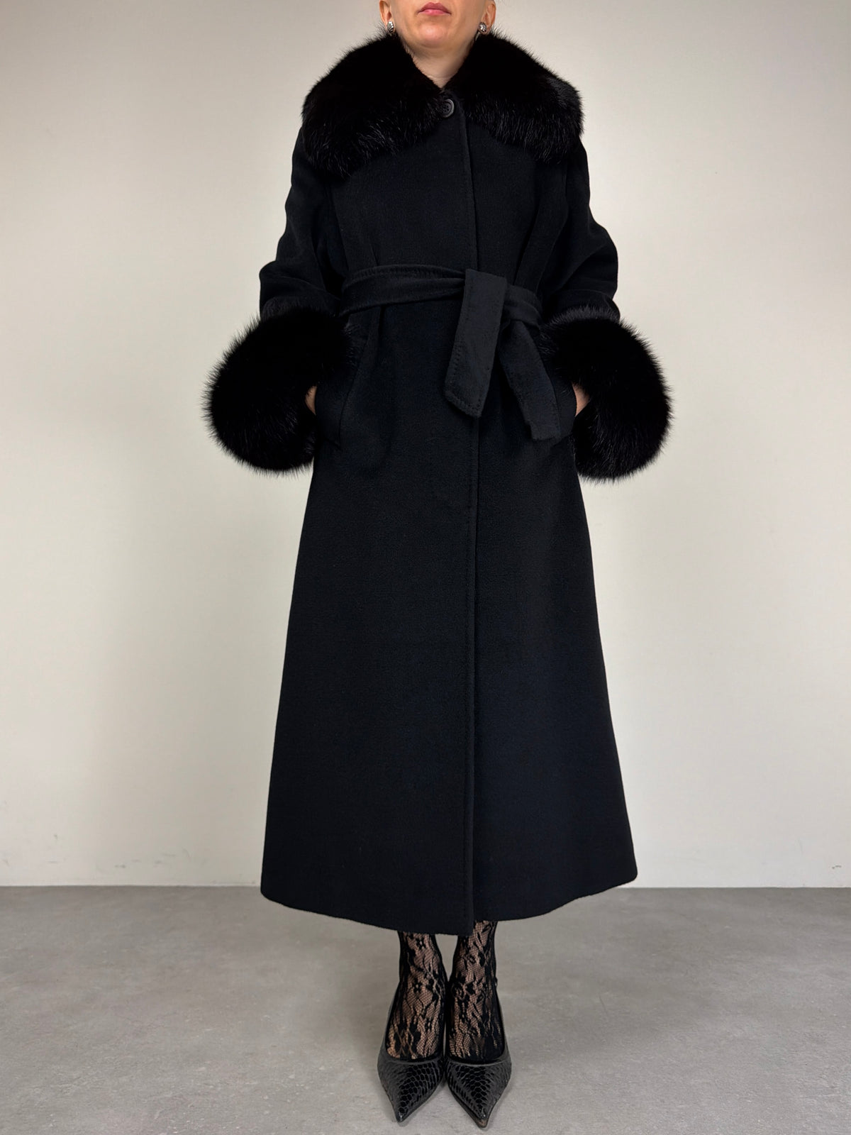 Cappotto vintage nero in lana con collo e polsini in pelliccia di volpe