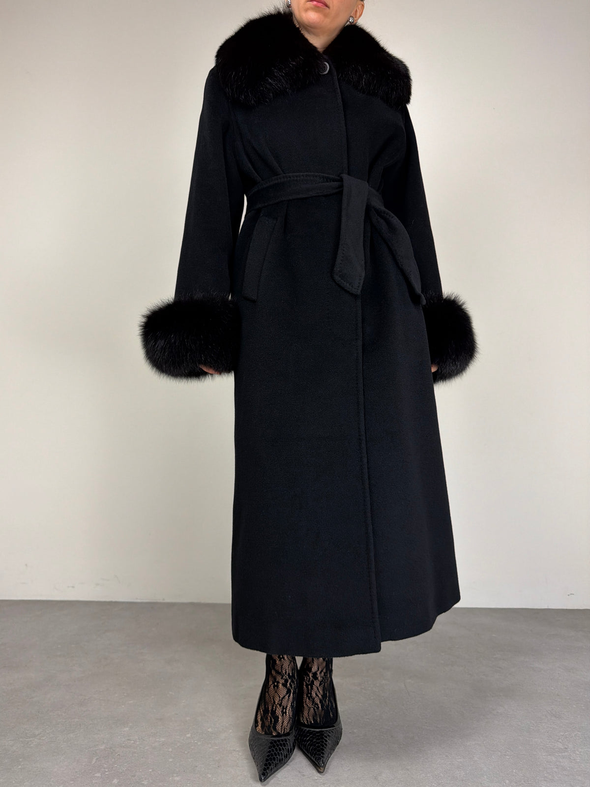 Cappotto vintage nero in lana con collo e polsini in pelliccia di volpe