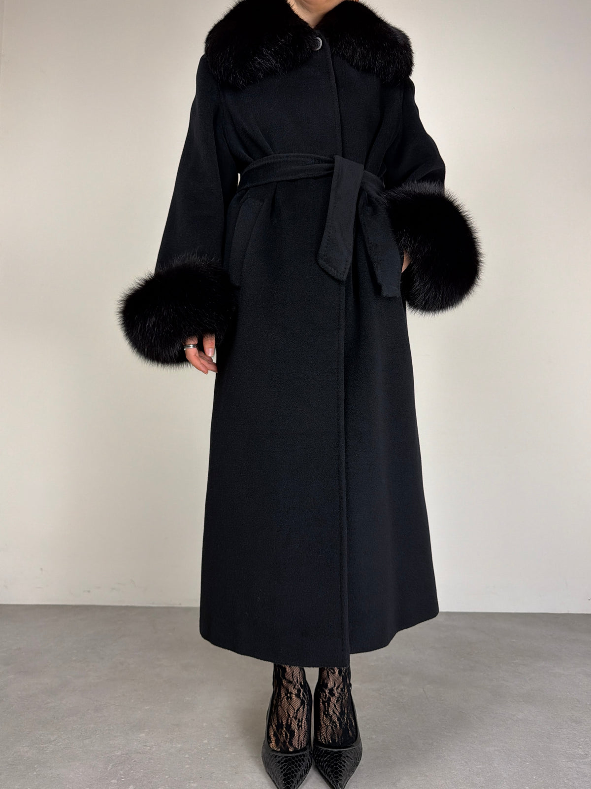Cappotto vintage nero in lana con collo e polsini in pelliccia di volpe
