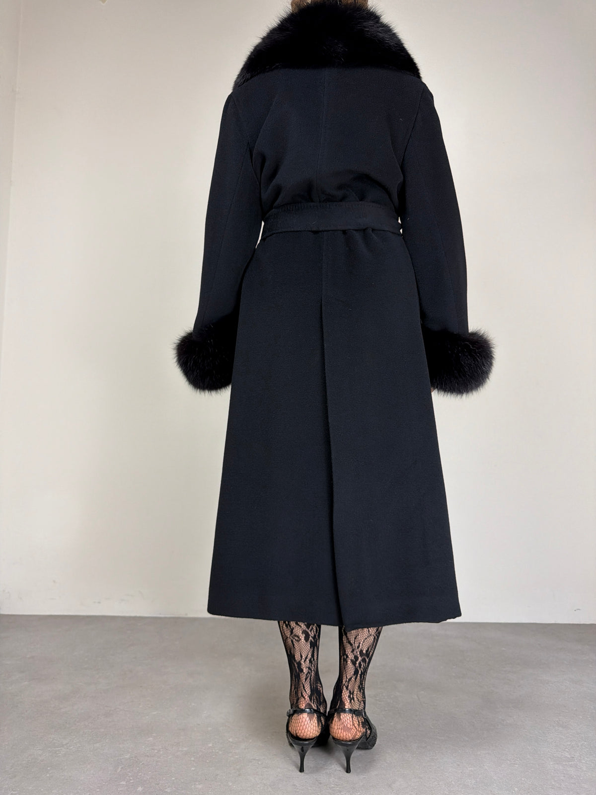 Cappotto vintage nero in lana con collo e polsini in pelliccia di volpe