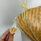 Borsa a conchiglia in paglia intrecciata