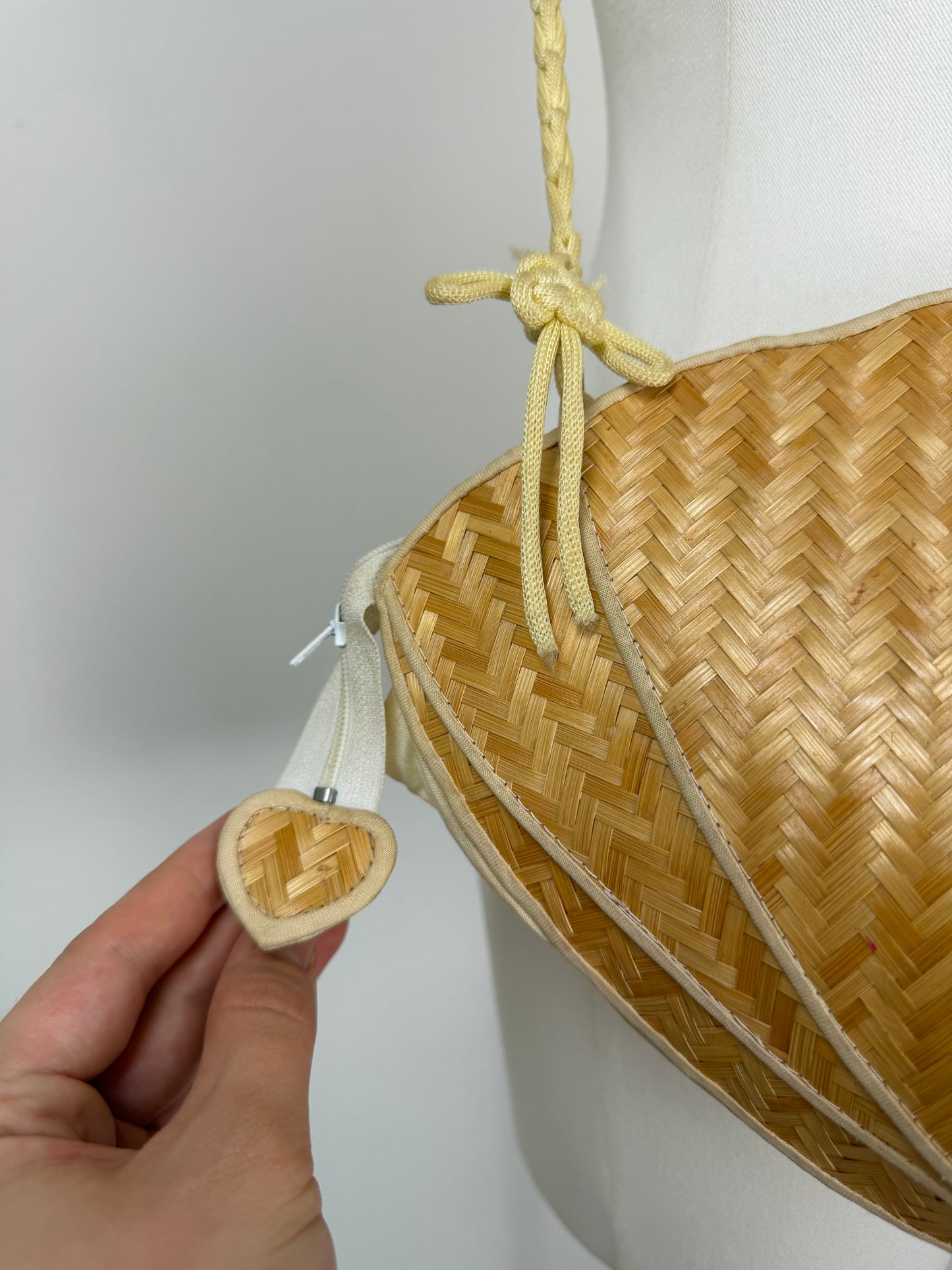 Borsa a conchiglia in paglia intrecciata