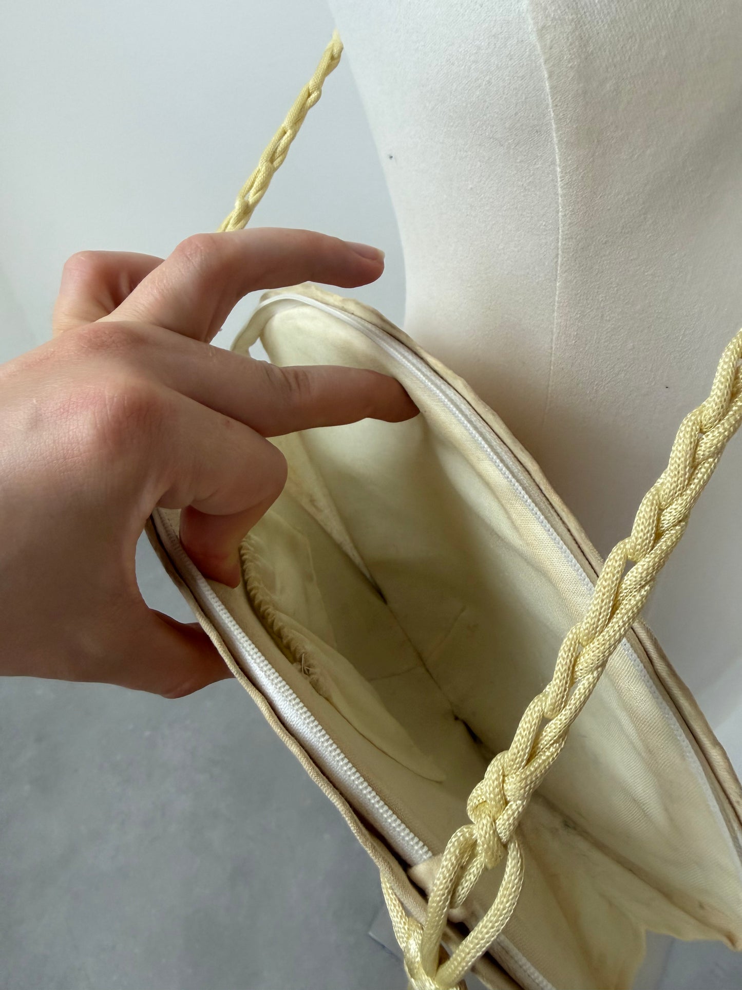 Borsa a conchiglia in paglia intrecciata
