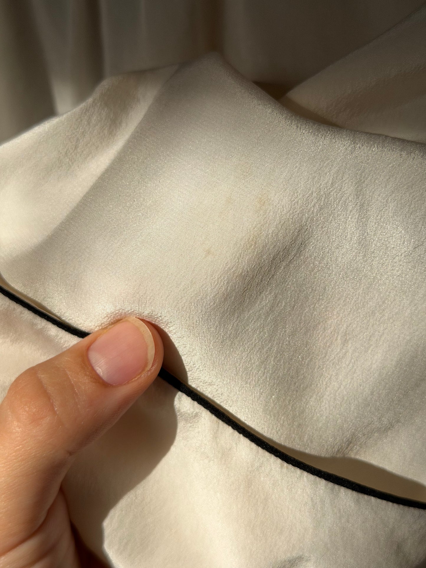 Camicia sartoriale in pura seta con profili neri