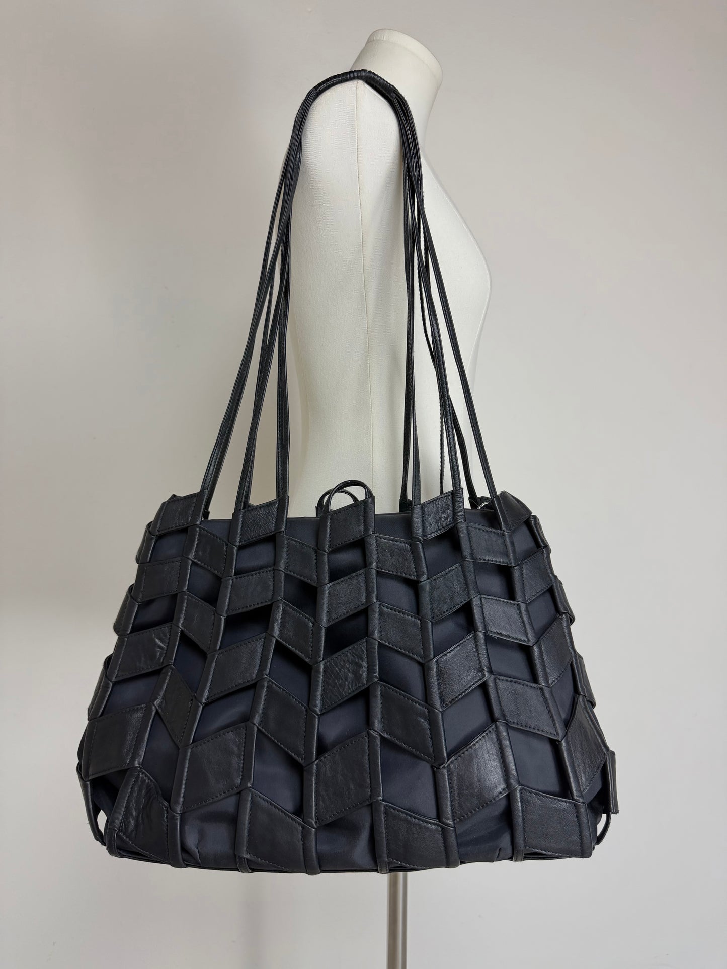 Tote Bag in pelle con lavorazione geometrica