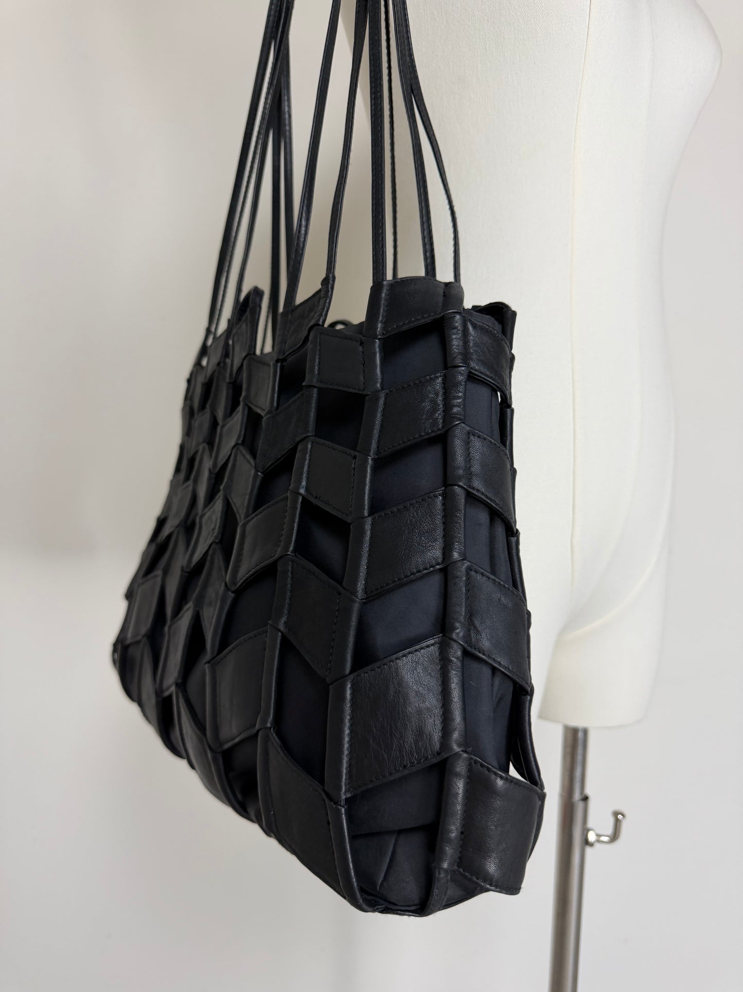 Tote Bag in pelle con lavorazione geometrica