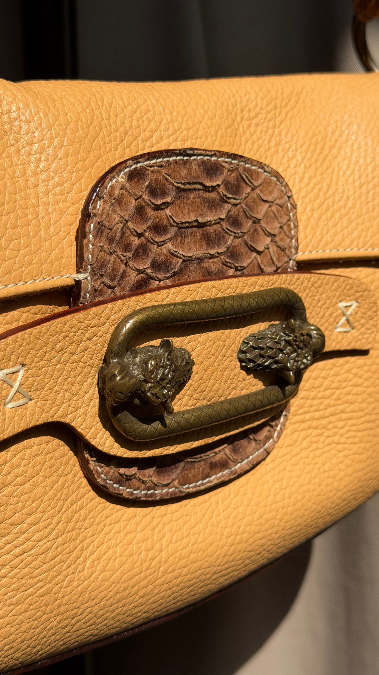 Borsa in vera pelle con dettagli in metallo