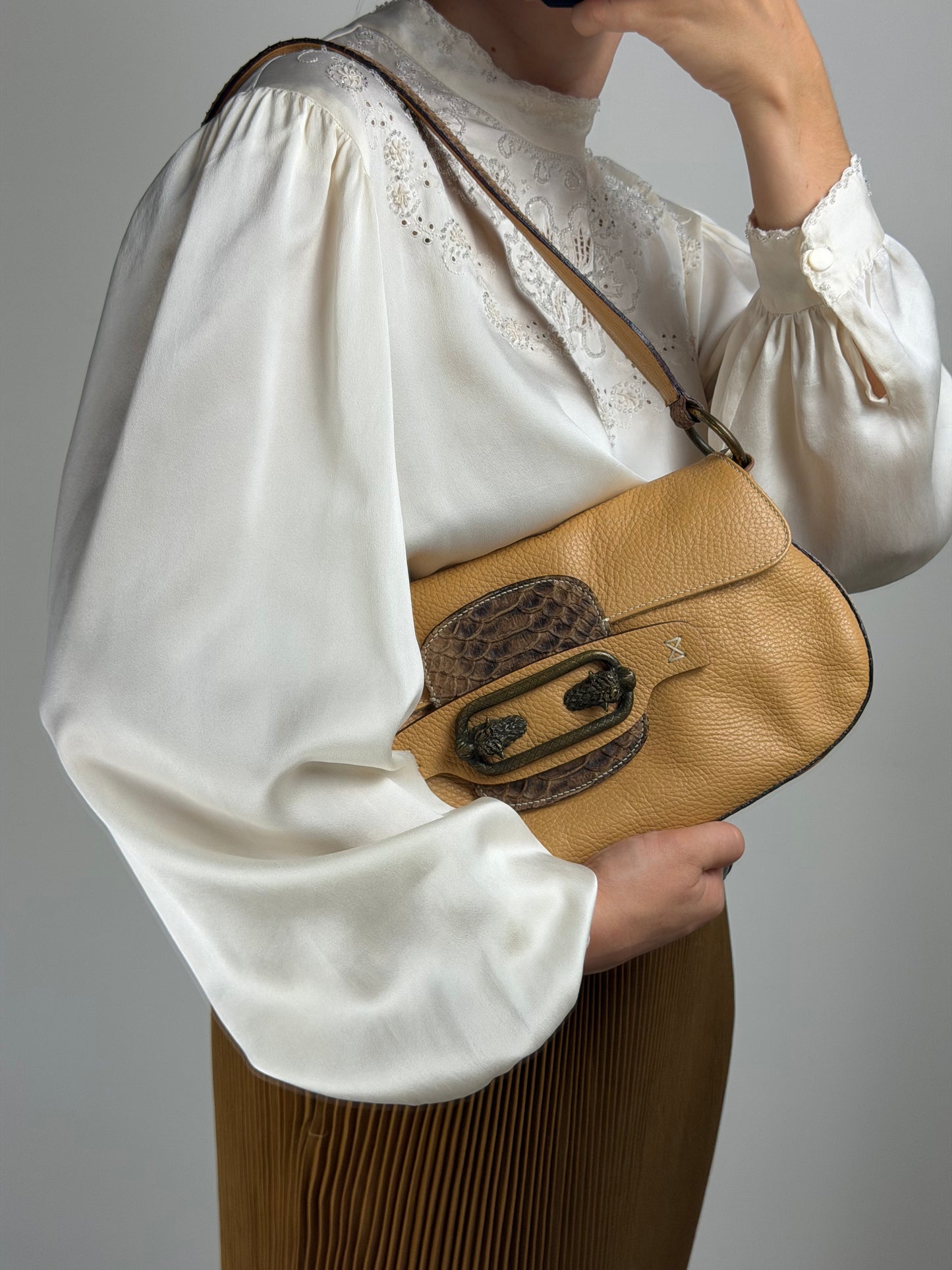 Borsa in vera pelle con dettagli in metallo