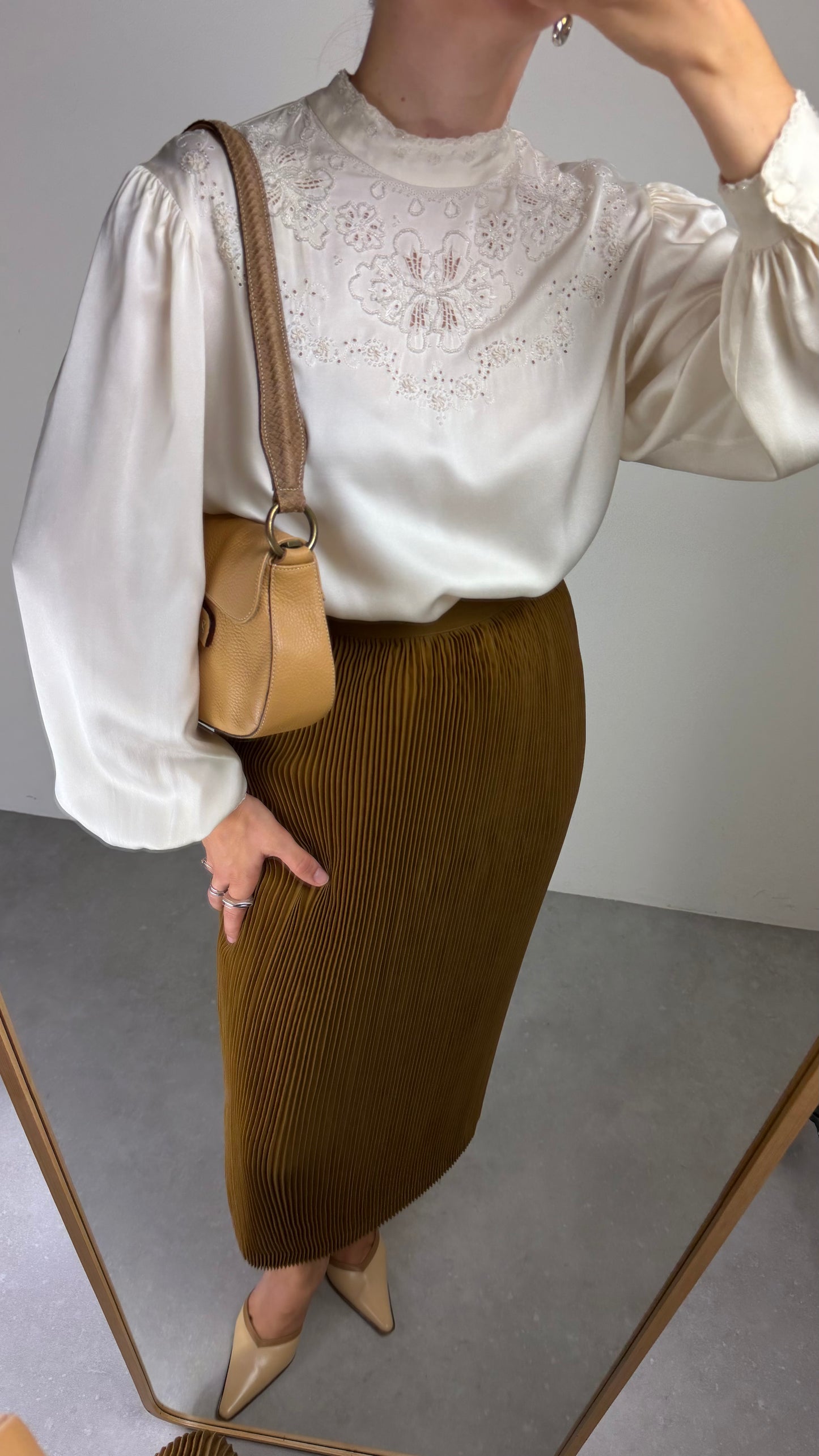Blusa in seta ricamata a mano