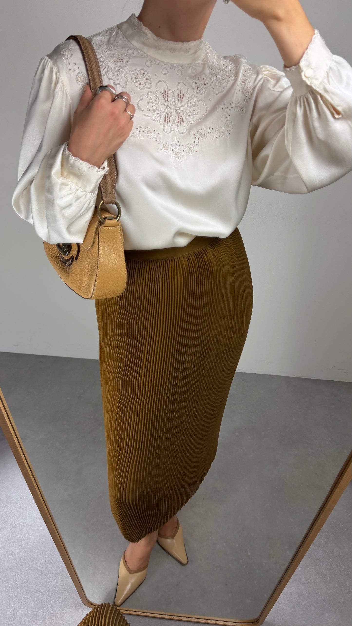 Borsa in vera pelle con dettagli in metallo