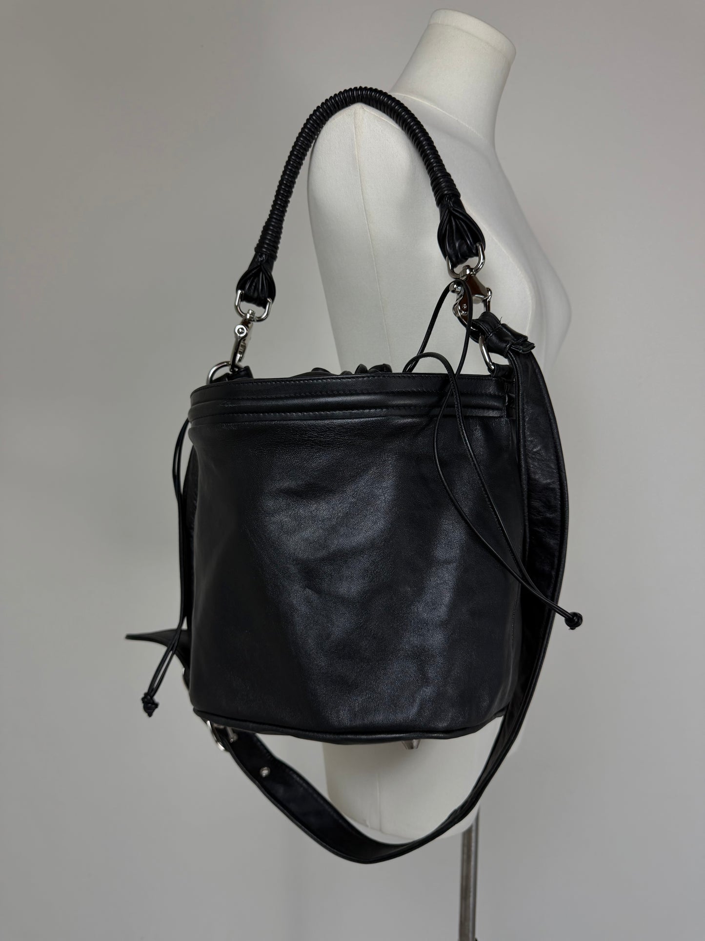 Borsa a secchiello in vera pelle nera
