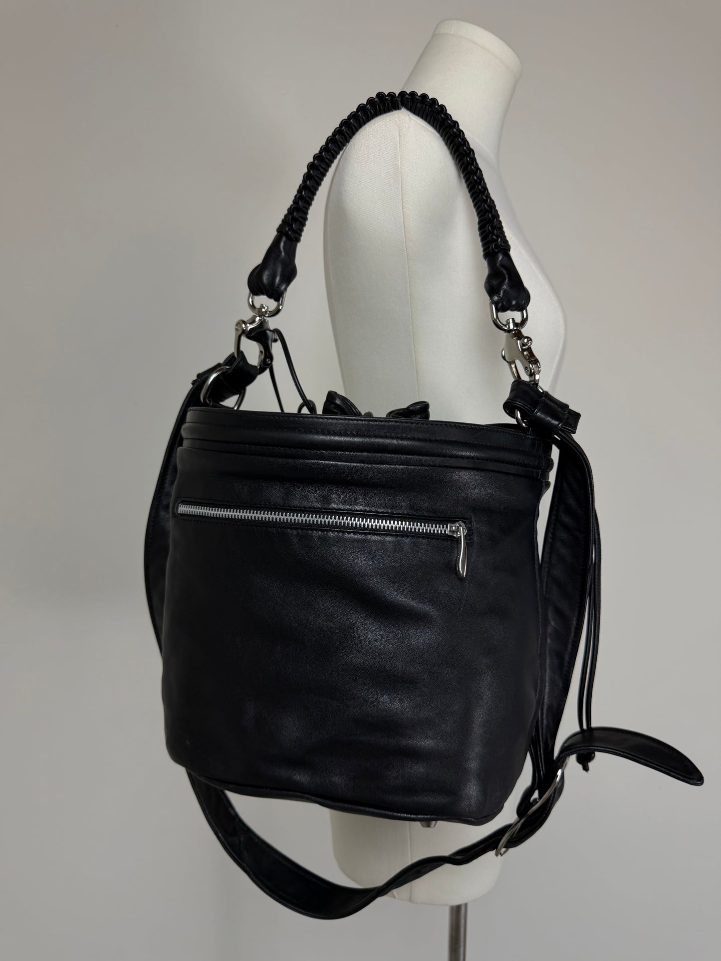 Borsa a secchiello in vera pelle nera