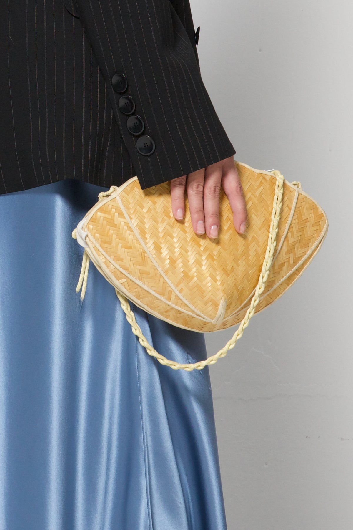 Borsa a conchiglia in paglia intrecciata