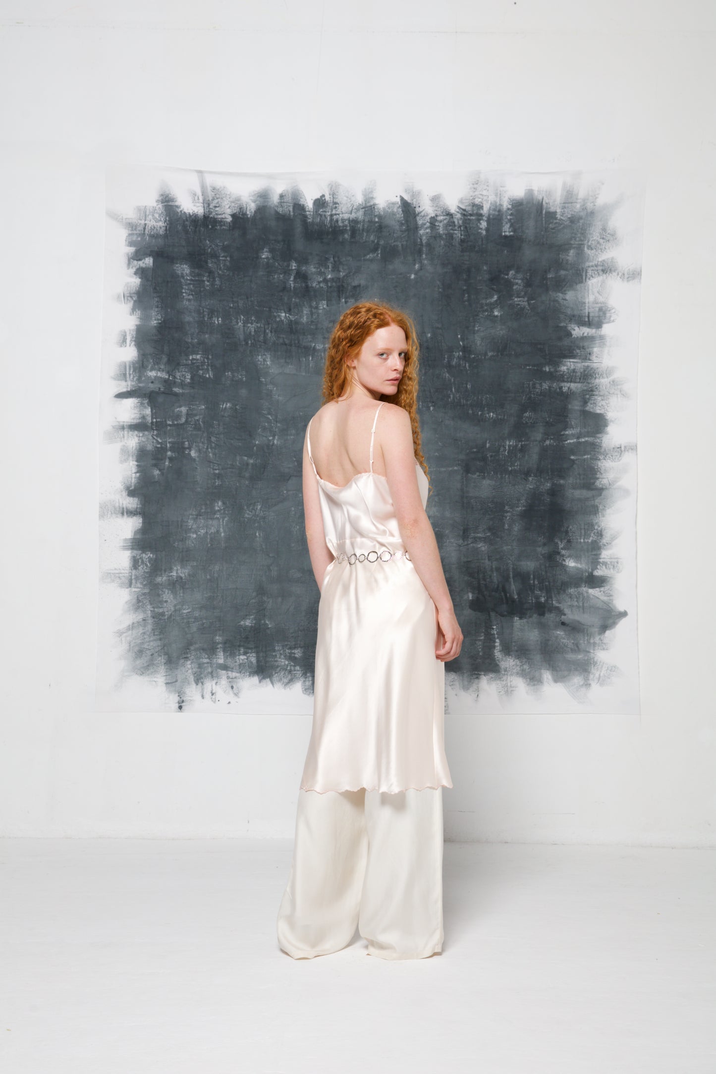 Slip dress in pura seta con ricami fatti a mano