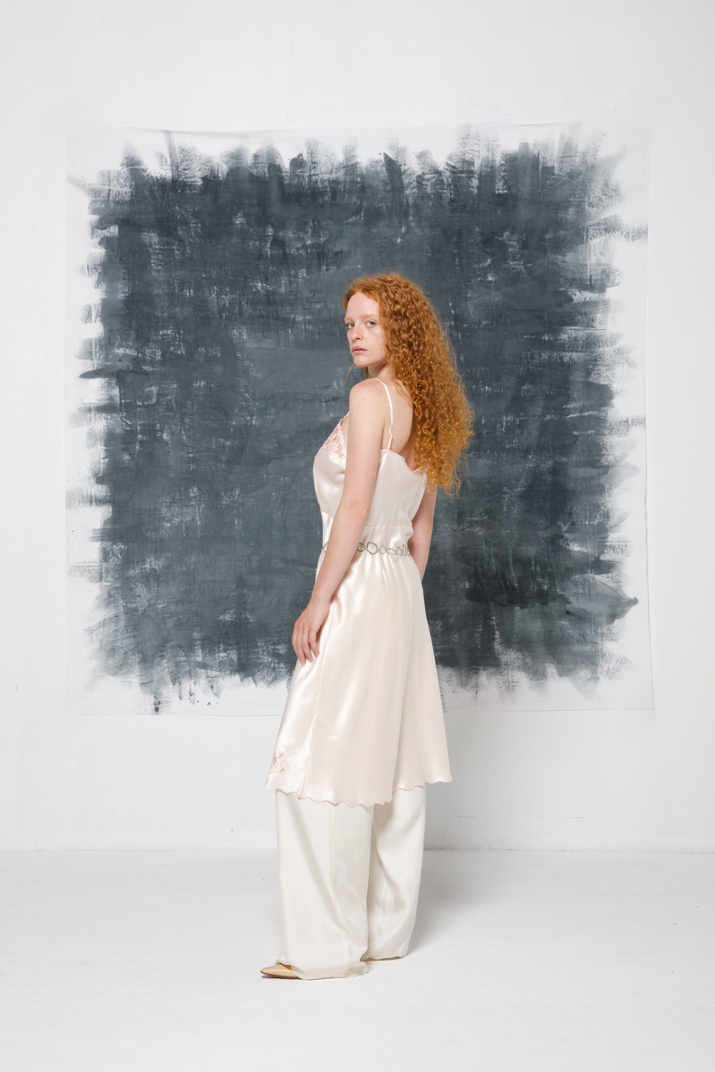 Slip dress in pura seta con ricami fatti a mano