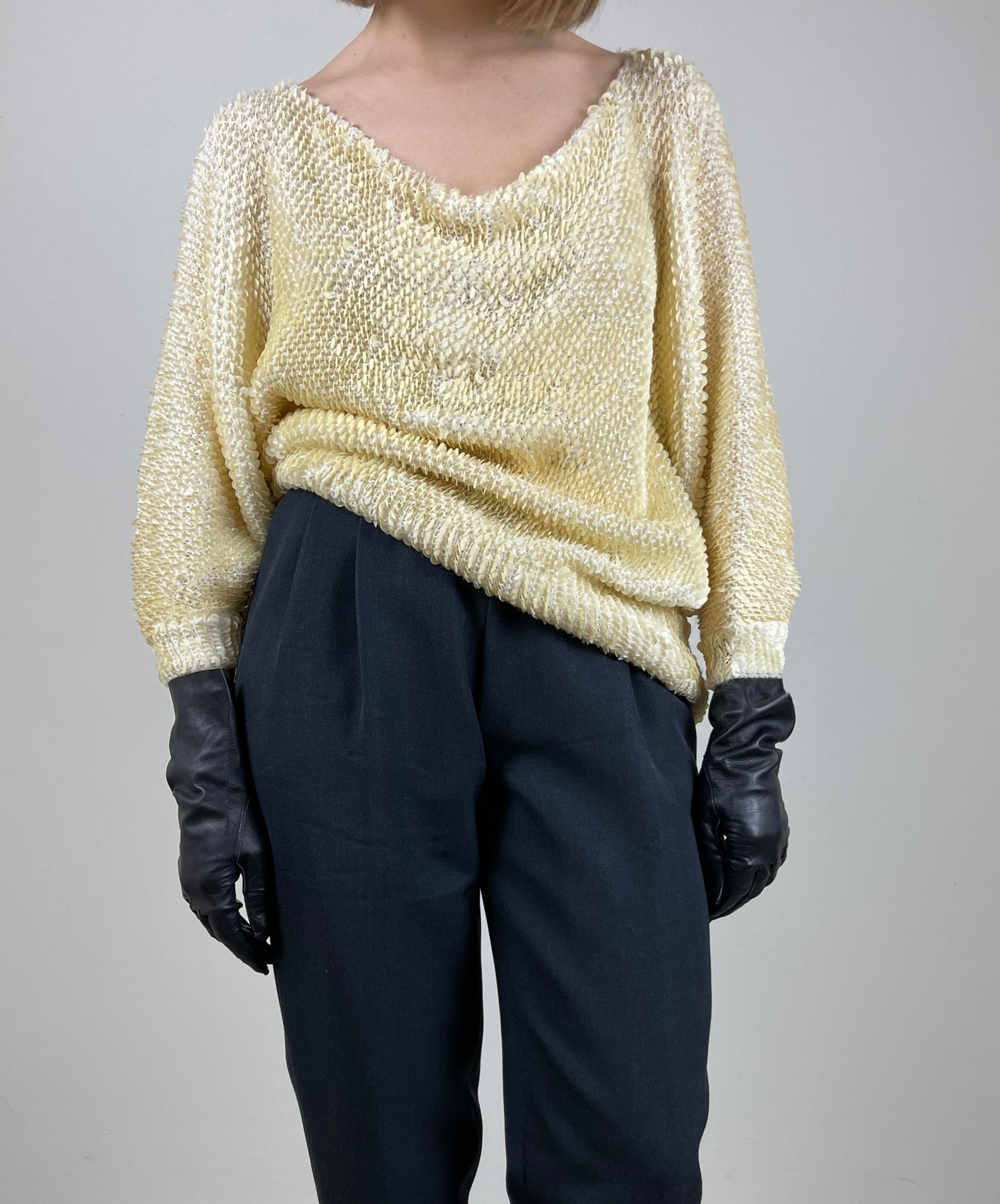 Maglia in paillettes fatta a mano